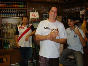 Os meninos no balcão: Gui, Vini e Tadeu.