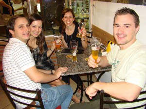 Rodrigo, Mariana (aniversariante no dia 14!), tia Kika e tio Nils.