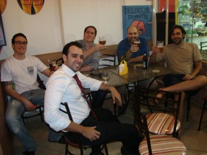 O brinde dos meninos: John, Marcelo, Vinícius, Gustavo e Vessecchi.