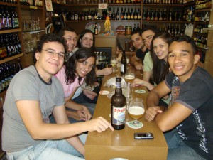 Alexandre (quase escondido) com Juliana e seus alunos.