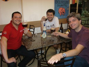 Fabrício, Rodolfo e Duda degustam a Delirium Nocturnum, com outro gosto em copo próprio!