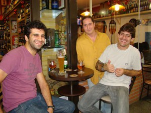 Os meninos com seu professor Vinícius.