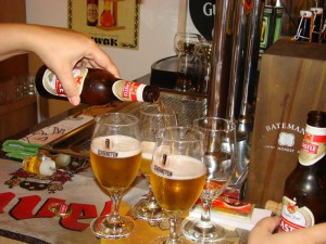 Lembra que o Sande foi pra África do Sul estudar inglês? Então... Ele trouxe uma cerveja pra gente experimentar: Castle! Sulafricana da gema! ;)