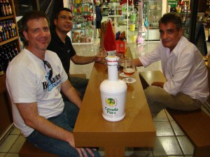 Gustavo, Marcelo e Tadeu. E o sifão enchendo nossos olhinhos!