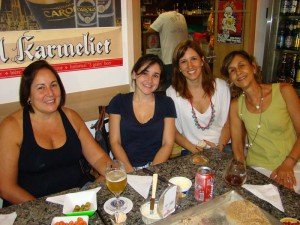 A tia, a prima, a mãe a Kika.