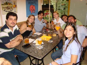 Scatena, Fran, Akira, Lili, Roger, De Guide e a namorada (essa eu esqueci o nome! Eu sei que tem Y no meio mas, sou incapaz de lembrar!)