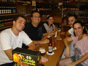 Rodrigo, Lidi (agora de cabelos vermelhos!) e seus amigos.