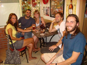 Rafa e Giovana com a prima e os amigos australianos.