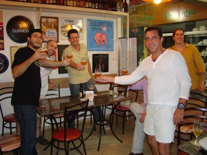 O brinde da galera (incluindo o pai Vinícius).