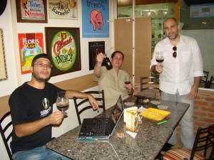 Mais um brinde! Marcelo, Vini, Gu e Gabi (atrás da câmera de novo).
