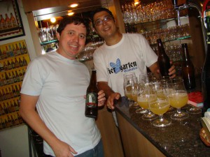 Fábio, com sua cria, e Marcelo.