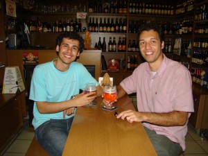 Daniel e Stuart com suas respectivas taças de Delirium Tremens.