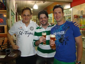 Daniel e Samuel com o alemão.