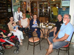 E a família coruja: Lu, D. elza, D. Neusa, Fabrízio, Sr. Farina e Sr. Ézio.