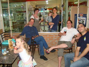 A família toda espalhada: Nina, Eric, Linda, Leleo, Sofie, Vini e o Marcelo de intruso.