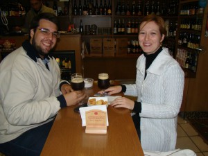 Roger e Lili tomando Grão-Pará.
