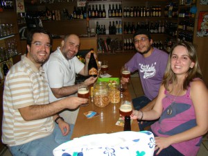 Daniel, Gu, Marcelo e Luíza degustando uma Baladin Super.