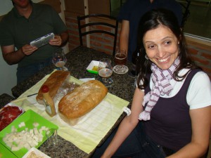 E a Anamaira chegou cheia de pães pra gente!