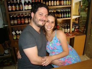 Otávio e Gabriela com o Caio na barriga.