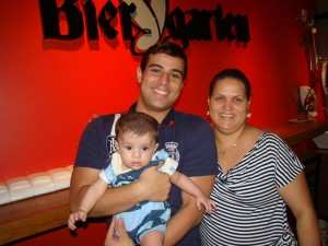 João com sua mãe e seu irmão Rafael, no colo.
