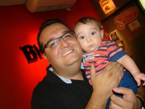 Tio Rodrigo, pai do Francisco, com o Nico!