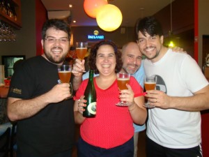 Comemorando o sabor: Mário, Gabi, Gu e Fábio.